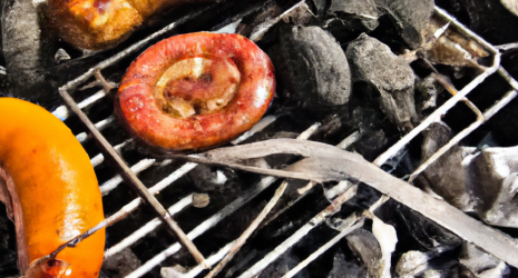 ¿Los niños deben mantener distancia de la barbacoa de carbón?